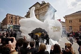 Svelato il mistero del 'Like Gigante' apparso a Milano Svelato il mistero del 'Like Gigante' apparso a Milano